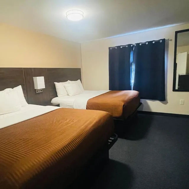 غرفة بسرير كوين، The Universal Inn And Suites 2/9