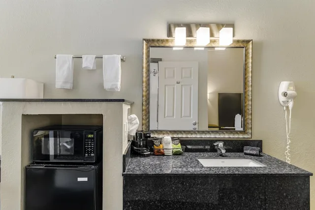 غرفة قياسية بسرير كينج مع أريكة، BEST WESTERN WEST MONROE INN 4/4