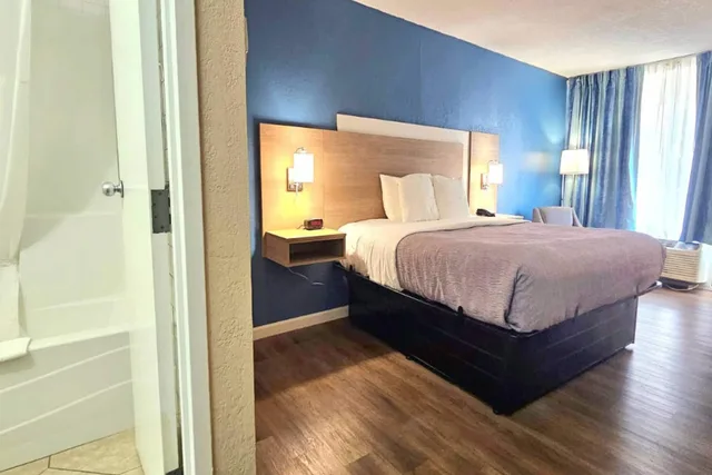 Upgrade, Business, King Bed، Quality Inn & Suites Conference Center 4/7