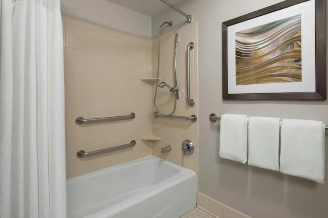 Room, King Bed, Accessible, Courtyard Rockford 4/5