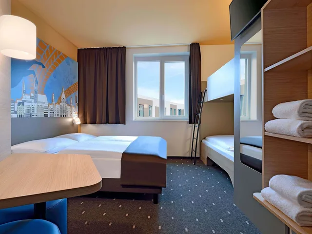 غرفة رباعية بسرير كوين وسرير بطابقين، B&B Hotel Hannover-City 2/3