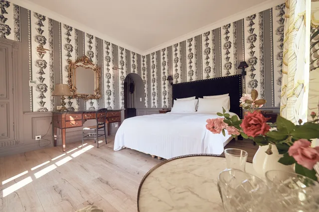 غرفة رومانسية بسرير كينج بإطلالة على المسبح بشرفة، Castel Bois Marie 3/3
