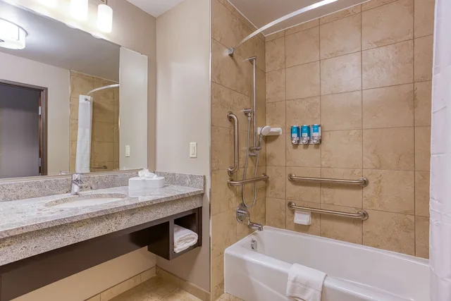 جناح بسرير كينج بغرفتين مع أريكة بحوض استحمام في طابق مرتفع لذوي الإعاقة، Drury Inn and Suites Cincinnati Northeast Mason 2/2