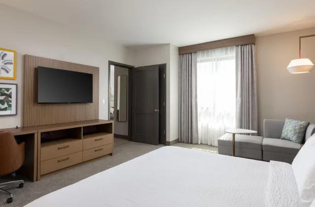 غرفة بريميوم، Holiday Inn & Suites Monterey Park Los Angeles, an IHG Hotel 1/3
