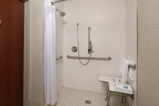 غرفة بسرير كينج لذوي الإعاقة، Holiday Inn Express Hotel And Suites Independence Kansas City 3/3