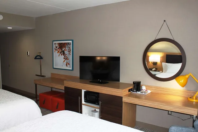غرفة بسريرين كوين بحوض استحمام لذوي الإعاقة، Hampton Inn Forsyth Ga 3/4