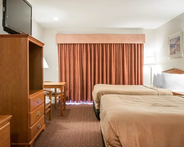 Island, Deluxe, 2 Queen Beds, Lake or Beach View, Balcony، Quality Inn & Suites Mackinaw City Beachfront 5/10