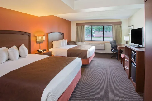 غرفة بسريرين كوين لذوي الإعاقة، AmericInn by Wyndham Grand Forks 1/4