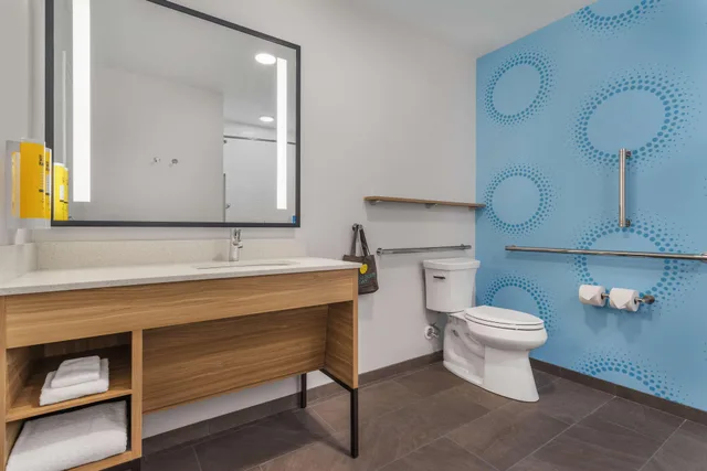 غرفة بسرير مزدوج لذوي الإعاقة، Tru by Hilton Janesville 3/3