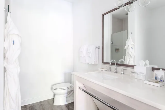 Guest Room, King Bed, Water Front، Parrot Key Hotel & Villas 10/11