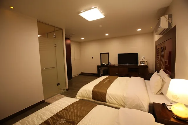 غرفة ديلوكس بسرير مزدوج وسرير فردي، Hill House Hotel 2/6