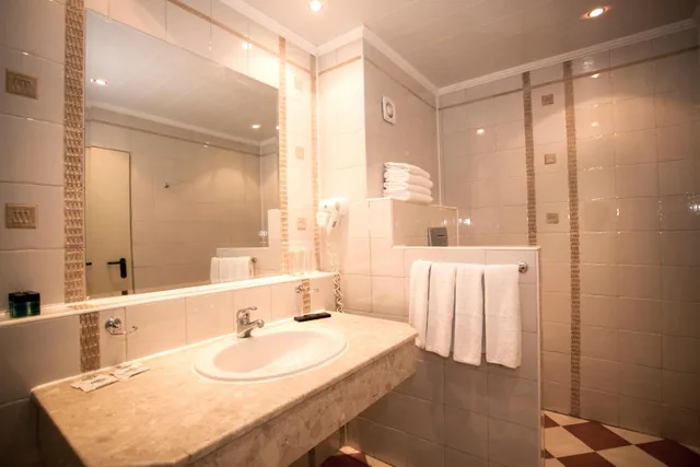 شقة بإطلالة على البحر بغرفتي نوم، Royal Bay 10/10