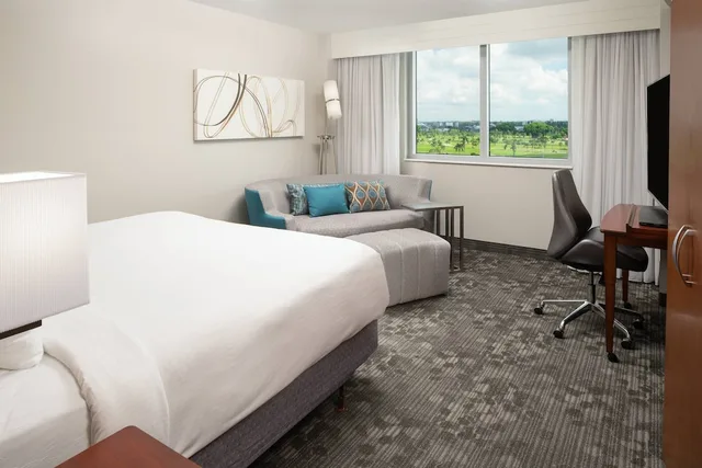 غرفة بسرير كينج لذوي الإعاقة، Courtyard Miami Airport 5/9