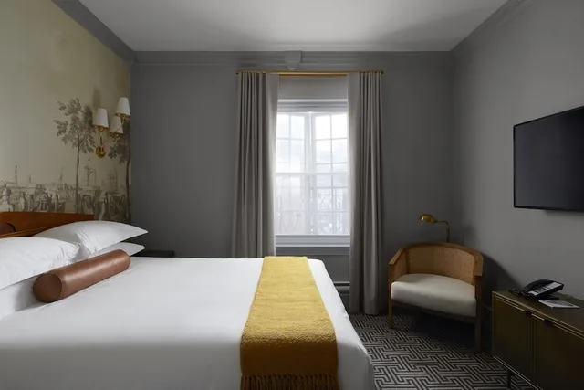 Deluxe, Queen Bed, Rittenhouse 1715 4/10