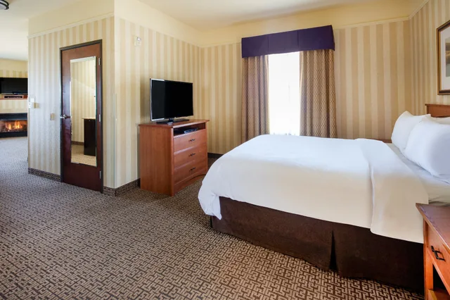 جناح ركني بسرير كينج وسرير كوين مع أريكة، Holiday Inn Express Hotel Suites Astoria 4/10