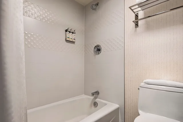 غرفة قياسية بسريرين كوين بشرفة، HOLIDAY INN HOTEL AND SUITES VANCOUVER DOWNTOWN 8/9