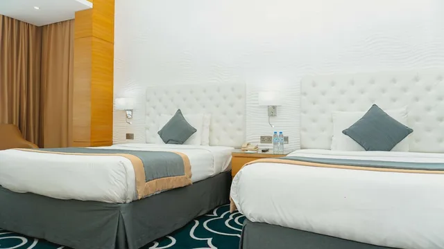 Deluxe Twin Partial Sea View, Oceanic Khorfakkan Resort And Spa 2/4