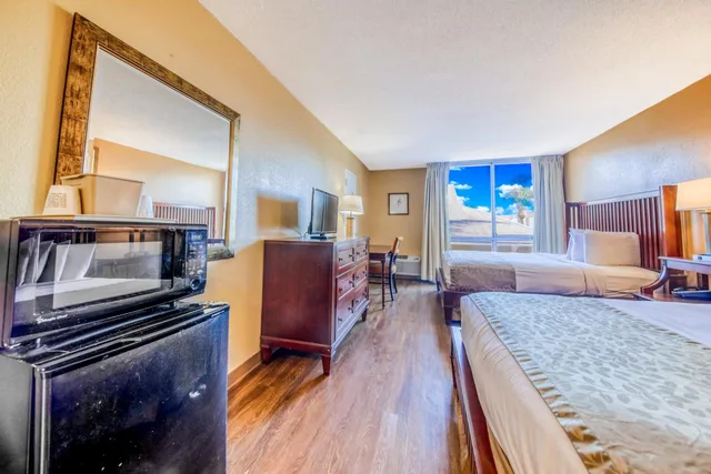 غرفة بسرير كوين بإطلالة على المسبح، B&B Hotel Orlando International Drive near Universal 5/7