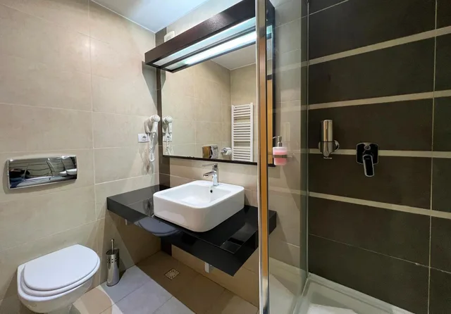 غرفة بسريرين منفصلين بشرفة، Hotel Ave Lux 6/10
