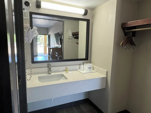 غرفة ديلوكس بسرير كينج، Days Inn By Wyndham Longview South 4/4