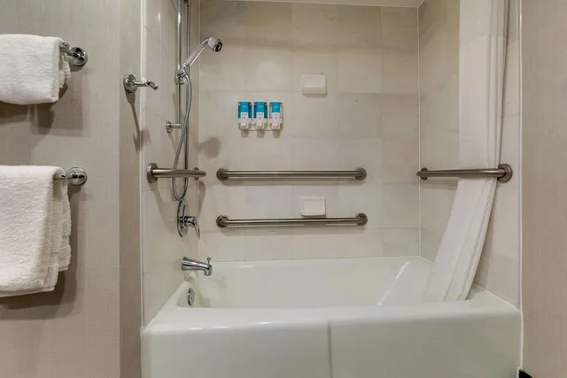 غرفة بسرير كينج بحوض استحمام في طابق مرتفع لذوي الإعاقة، Drury Inn and Suites St. Joseph 4/4