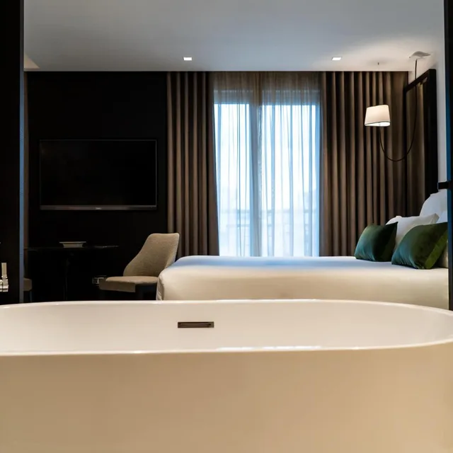 جناح جونيور، Valentina Hotel 3/8