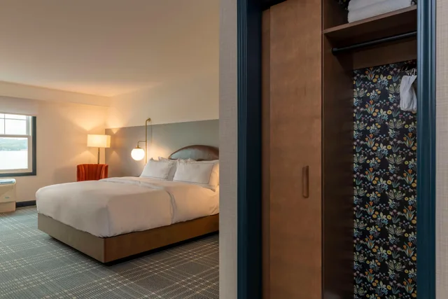 غرفة بسرير مزدوج لذوي الإعاقة، Hotel Canandaigua, Tapestry Collection by Hilton 4/6