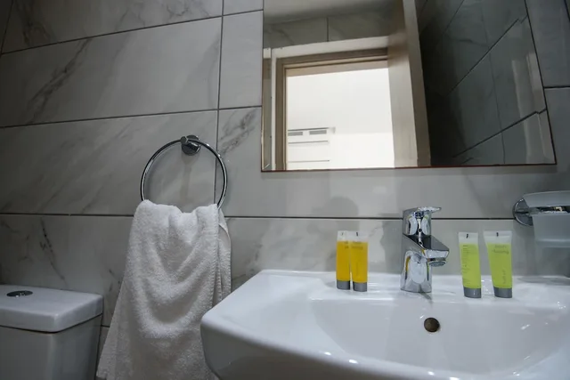 غرفة بسريرين منفصلين بإطلالة على المسبح مع أريكة، Annex Apartments 10/10