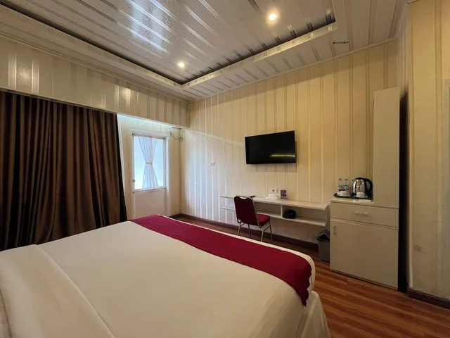Superior, Queen Bed, Grand Tamaro Hotel Parapat 2/8