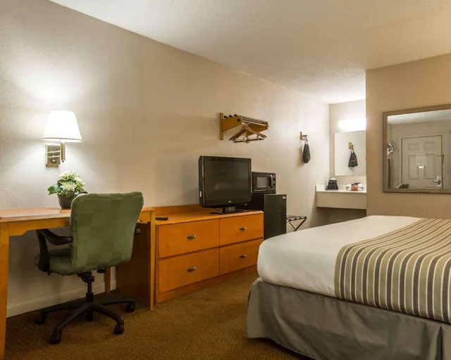 غرفة بسرير كينج لذوي الإعاقة، Econo Lodge Inn & Suites at Fort Moore 3/3