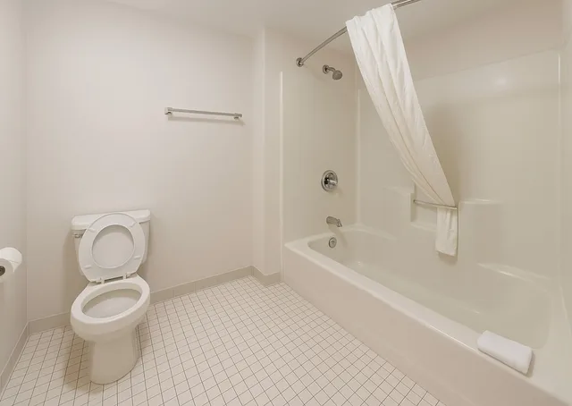 غرفة رومانسية بسرير كينج بشرفة بحوض جاكوزي، Great Lakes Inn 8/10