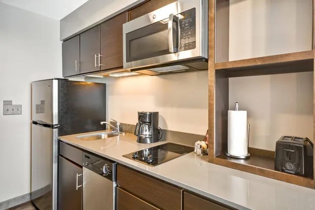 جناح بسرير كوين بغرفة نوم واحدة مع أريكة، TOWNEPLACE SUITES CRANBURY SOUTH BRUNSWICK 4/5