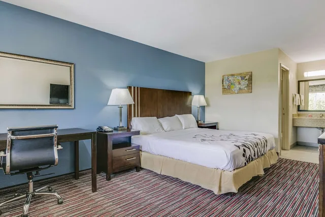Room, King Bed, Accessible, Econo Lodge Inn & Suites Enid South 3/10