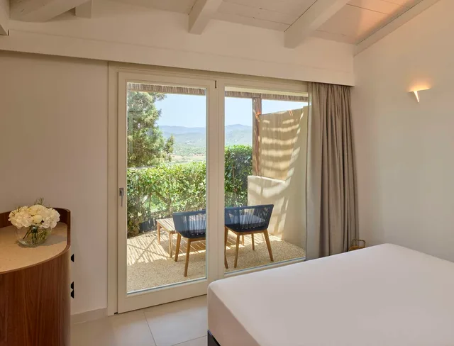 غرفة ديلوكس بسرير كينج لذوي الإعاقة، Baia di Chia Resort Sardinia, Curio Collection by Hilton 1/1