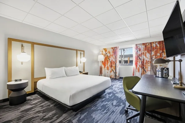 غرفة بسرير كينج لذوي الإعاقة، Fairfield by Marriott Inn and Suites Mount Pleasant, WI 1/3