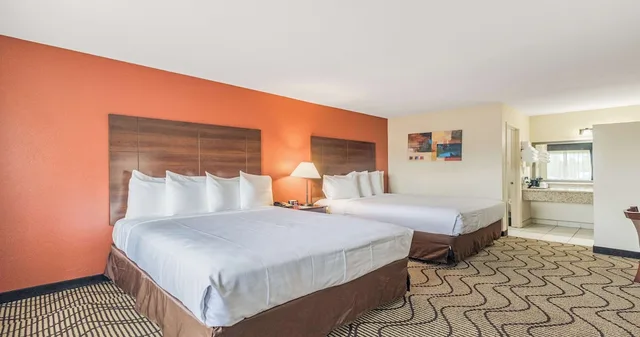 غرفة قياسية بسريرين كوين بمطبخ صغير، Best Western Roseville Inn 3/10