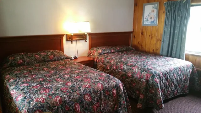 غرفة ثلاثية بإطلالة على البحيرة، Sun 'n Snow Motel 5/10