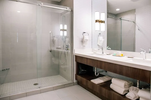 Deluxe, Suite, King Bed, City View, Sofa, Haywood Park Hotel, Ascend Hotel Collection 4/8