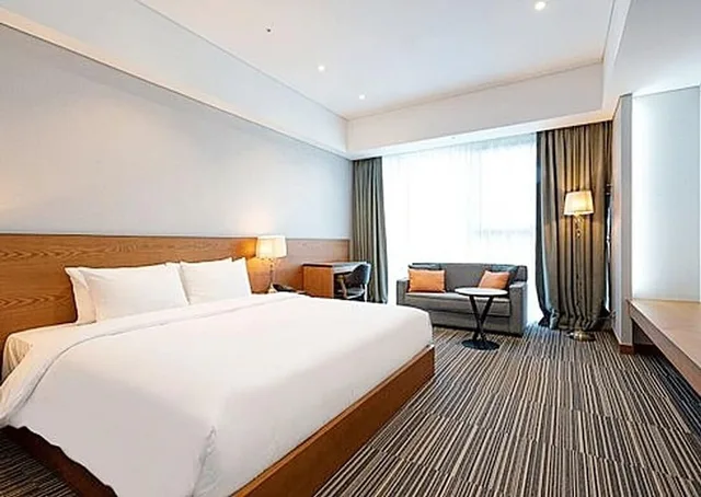 غرفة قياسية بسرير كينج، Golden Tulip Incheon Airport Hotel and Suites 1/4