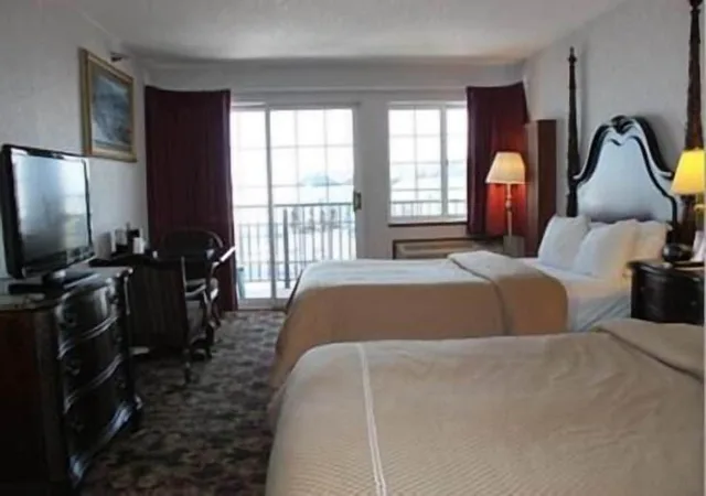 غرفة ديلوكس بسريرين كوين بإطلالة على البحيرة، Crown Choice Inn Suites Lakeview Waterpark 5/7