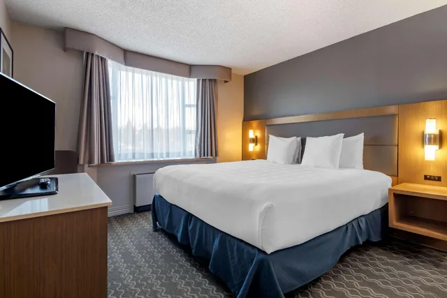Suite, King Bed, Dining Area, Sofa، Best Western Plus Vancouver Airport Hotel 1/4