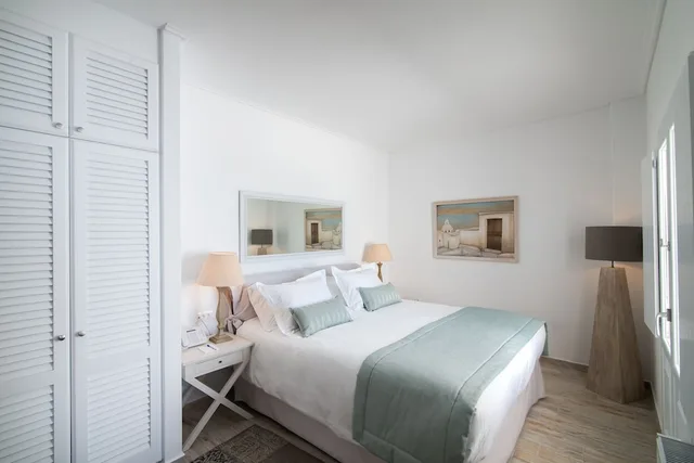 جناح بسرير كينج بإطلالة جزئية على البحر مع أريكة، Aqua Luxury Suites 5/10