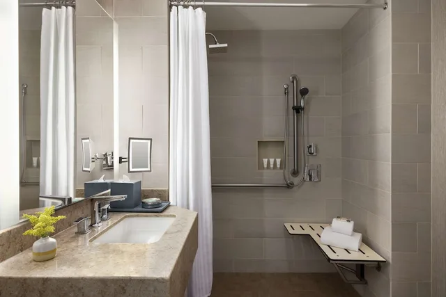 جناح ديلوكس بسرير كينج لذوي الإعاقة، The Woodlands Resort, Curio Collection by Hilton 3/4