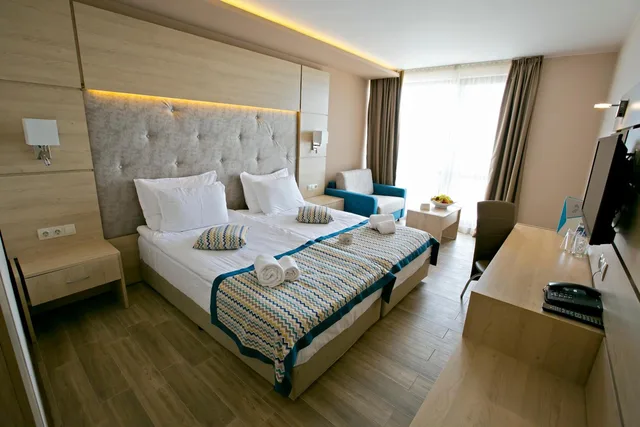 Deluxe, Double Bed, Side Sea View, Balcony، Royal Grand Hotel & Spa 5/7