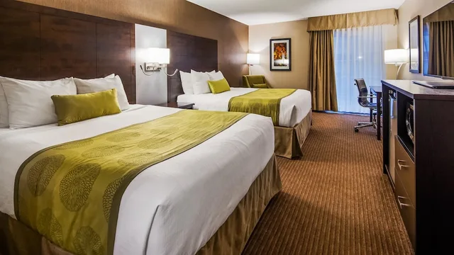 جناح عائلي بسرير كينج وسريرين كوين مع أريكة، Best Western Plus Leamington Hotel and Conference Centre 1/10