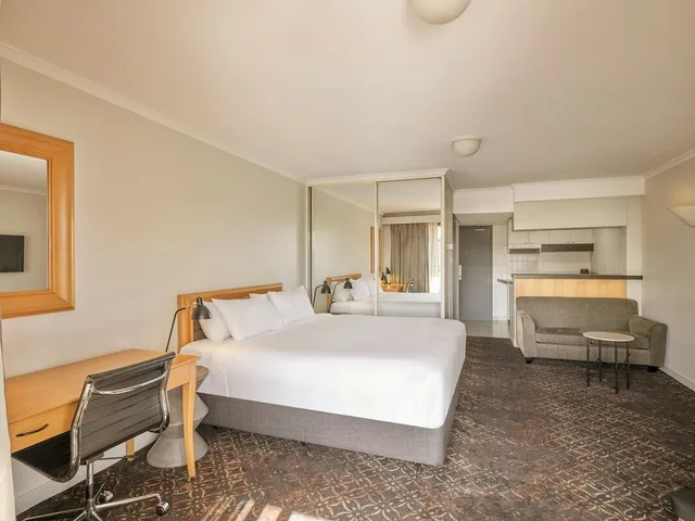 غرفة قياسية بسرير كينج وسرير كوين بشرفة، Rendezvous Hotel Sydney The Rocks 1/5