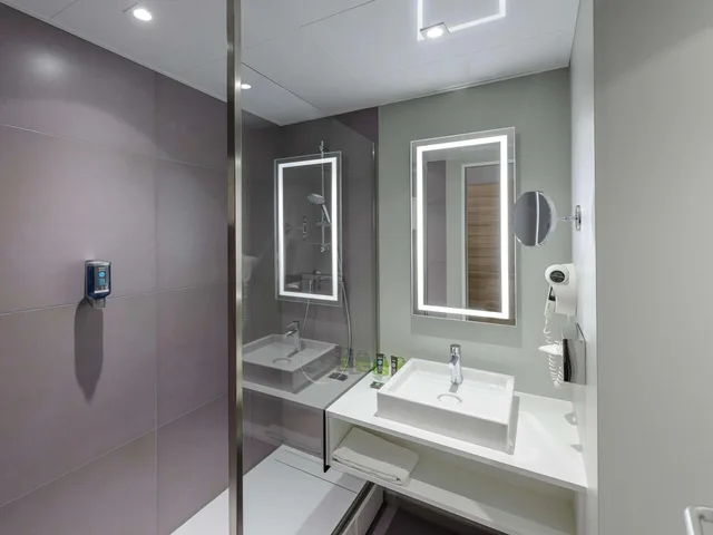 غرفة سوبيريور بسرير كينج وسرير كوين مع أريكة، Novotel Koeln City 6/7