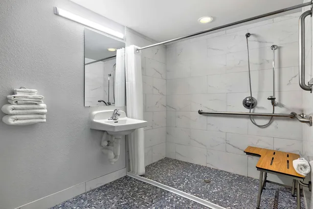 1 King Bed Mobility Accessible Tub Smk، Motel6 Plano, TX - Plano Northeast 7/7