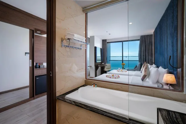 غرفة بريميير بسرير مزدوج بإطلالة على البحر بشرفة، Vesna Hotel Nha Trang 3/3