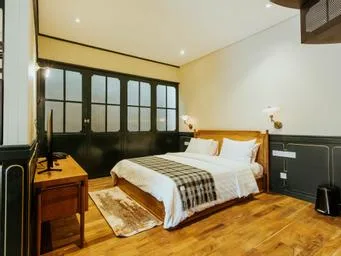 Loft, King Bed, Large, Pool Area، Stevie G Hotel 1/2